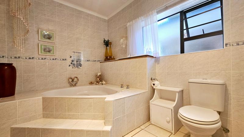 6 Bedroom Property for Sale in Fraaiuitsig Western Cape